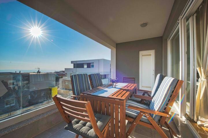 Blue Sky, Modern Sea View Apartment Новалья Экстерьер фото
